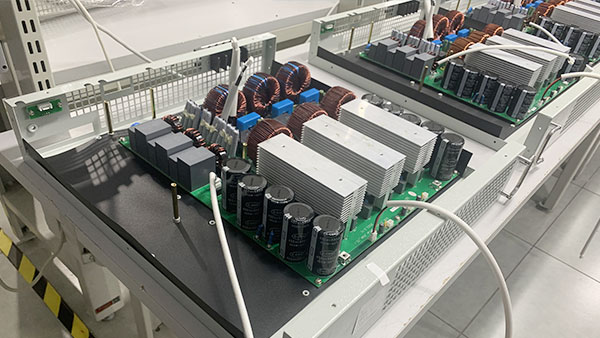 Какъв е принципът на работа на статичния реактивен генератор на мощност?